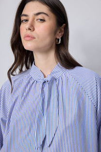 Camicia a righe con collo a fiocco