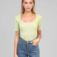 Top in maglia a coste verde tiglio con scollo quadrato