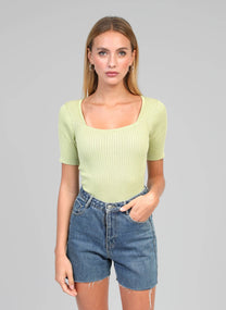 Top in maglia a coste verde tiglio con scollo quadrato