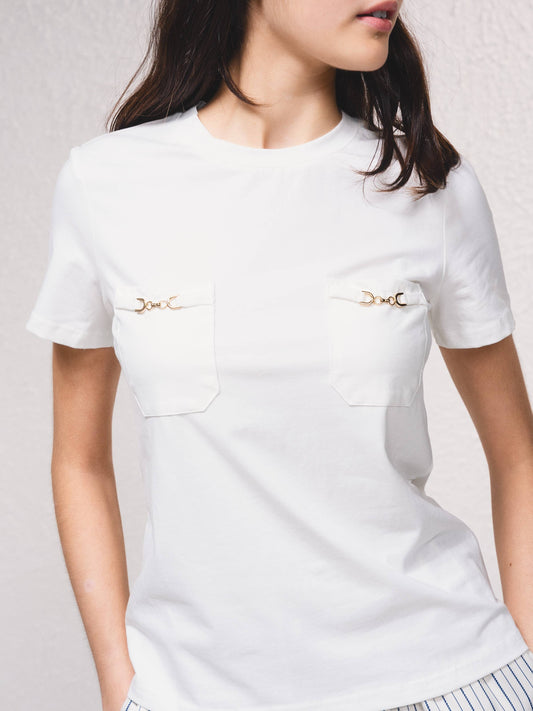 T-shirt aderente con tasche e dettagli a catena