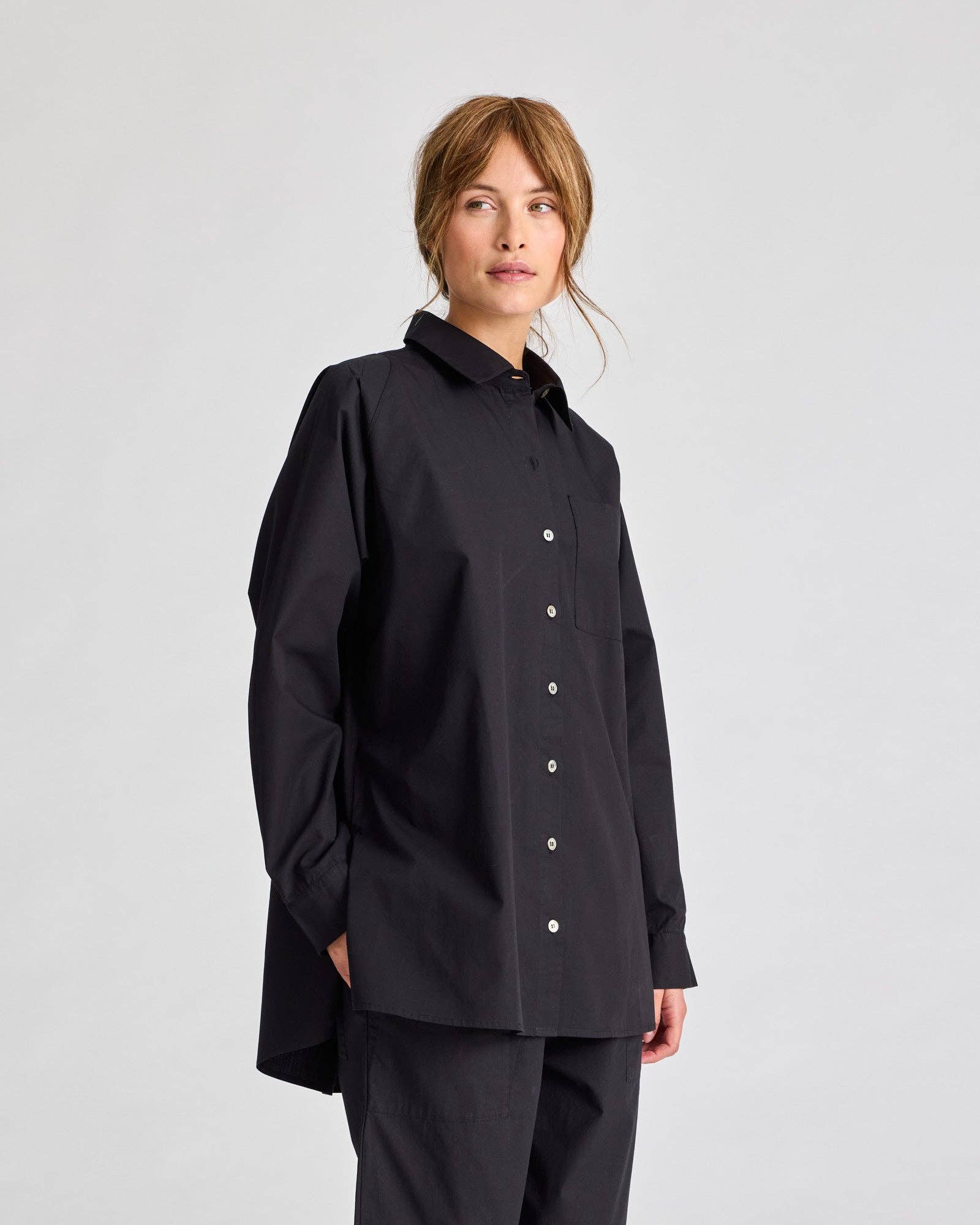 Camicia lunga in popeline di cotone biologico Bella con manica raglan - Nero