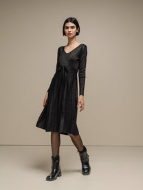 Abito midi in maglia lurex con gonna plissé e cintura