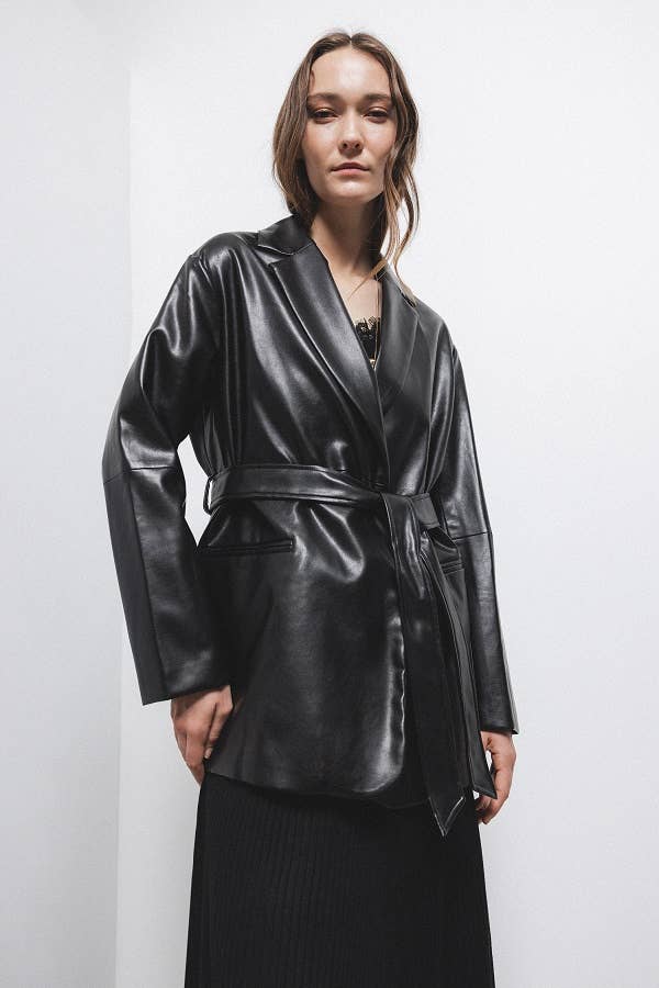 Cappotto in ecopelle con cintura