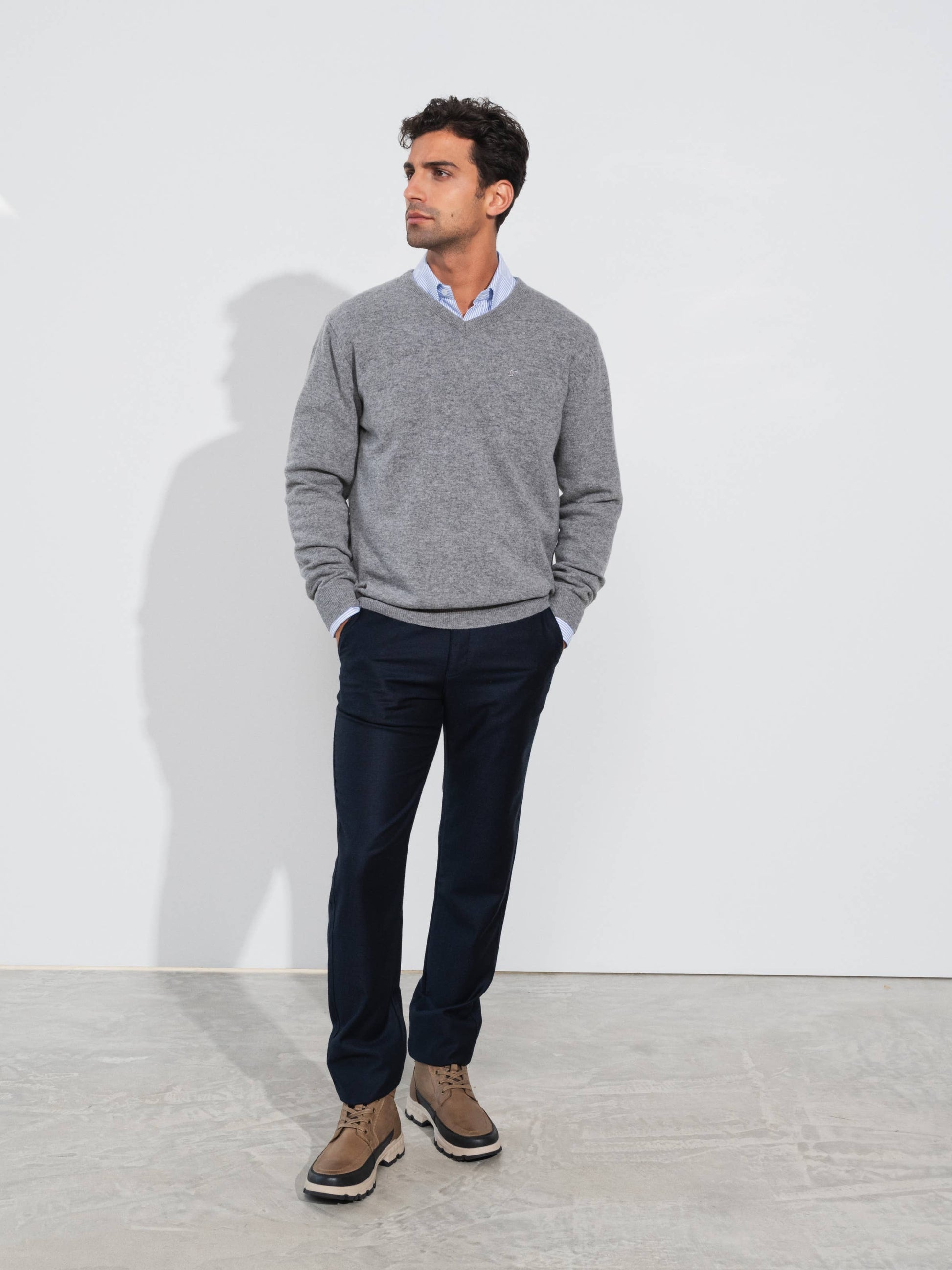 Pullover in lana a maglia fine con scollo a V e ricamo