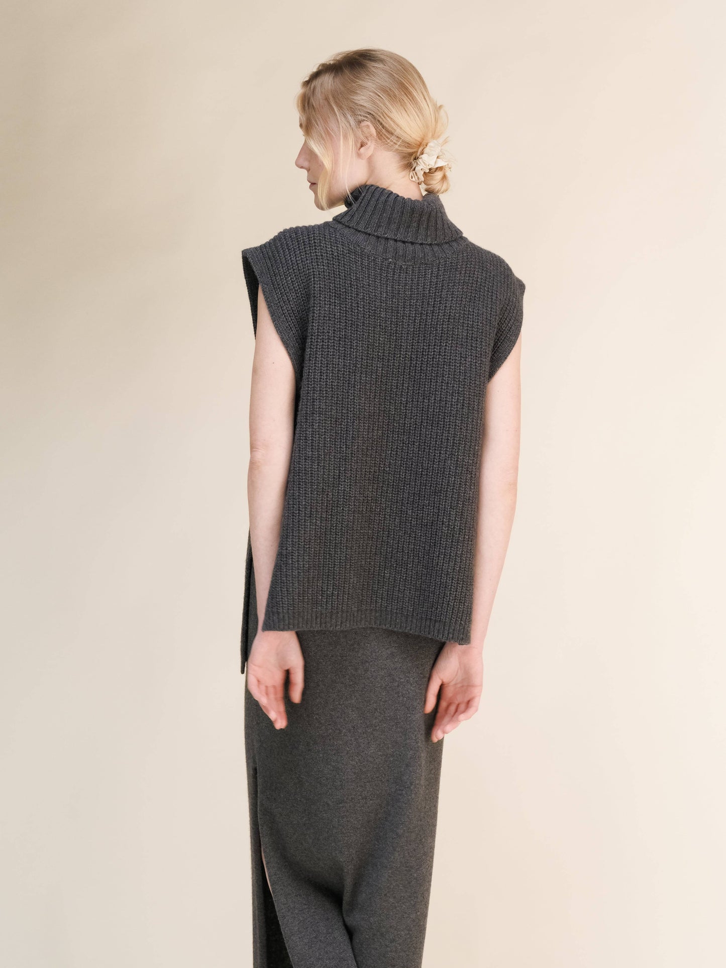 Tunica smanicata a collo alto in misto cashmere