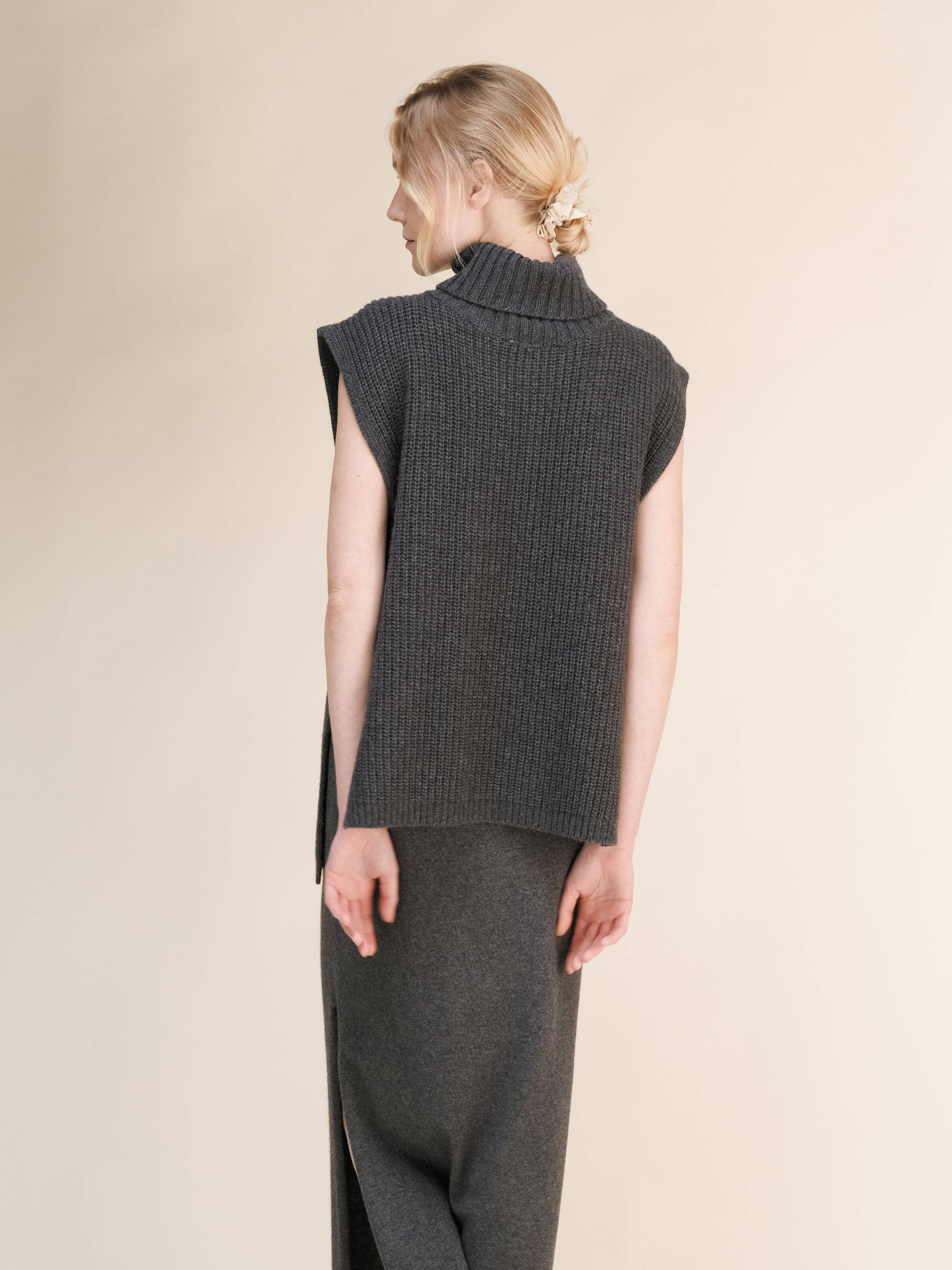 Tunica smanicata a collo alto in misto cashmere