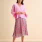 Maglia rosa con polsini in piume