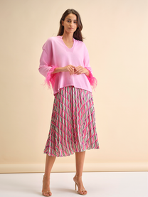 Maglia rosa con polsini in piume