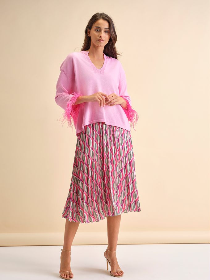 Maglia rosa con polsini in piume