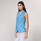 Blusa in raso stampato senza maniche con scollo a V