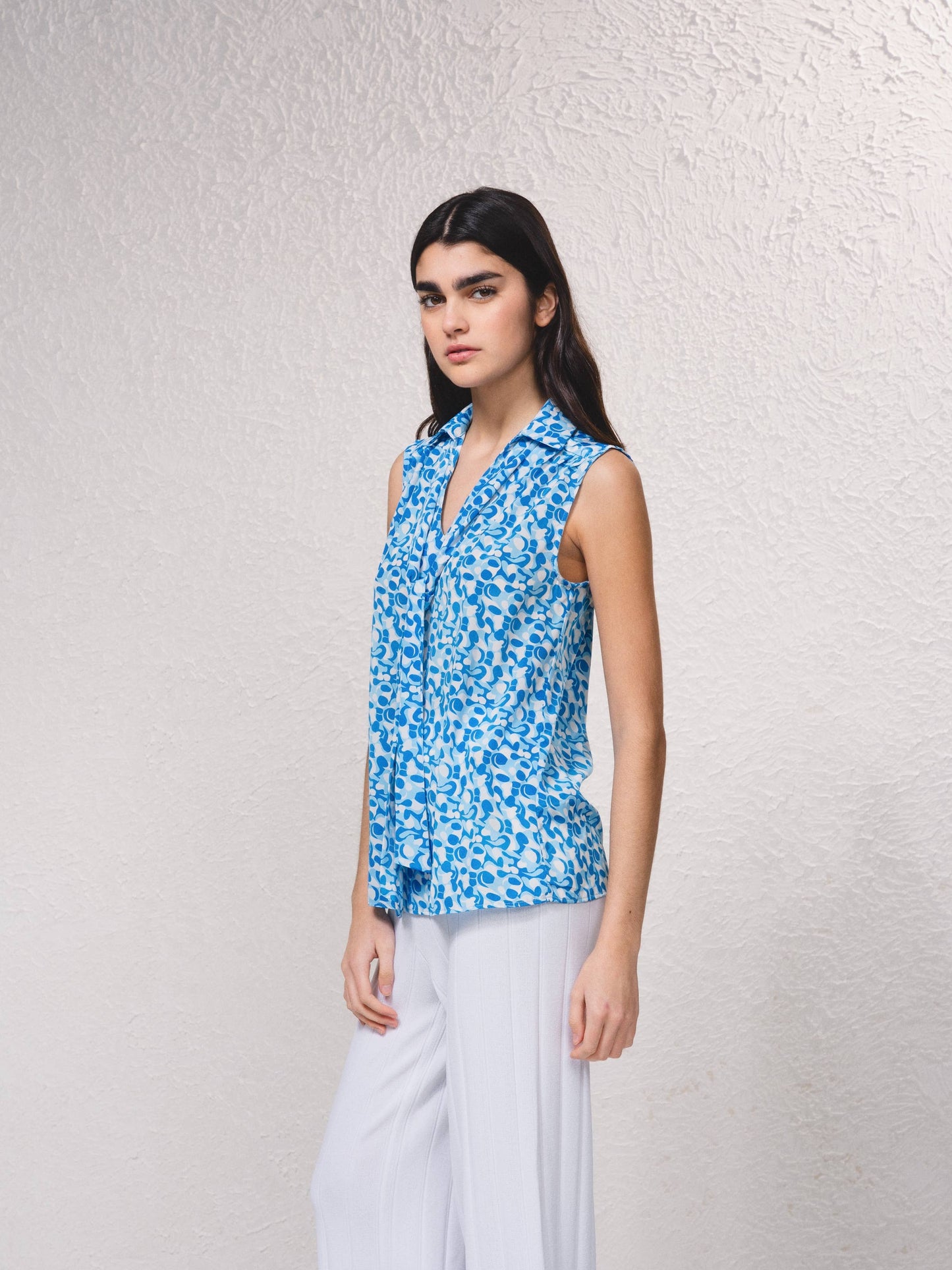 Blusa in raso stampato senza maniche con scollo a V