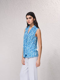 Blusa in raso stampato senza maniche con scollo a V