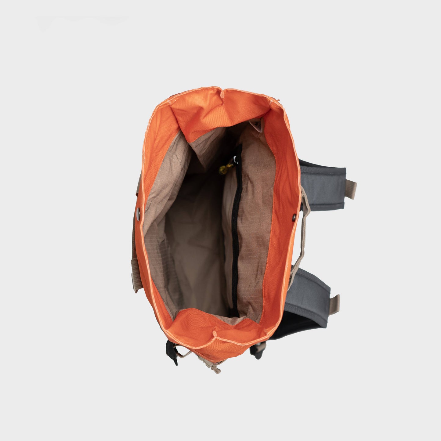 Zaino rolltop in poliestere riciclato arancione e grigio