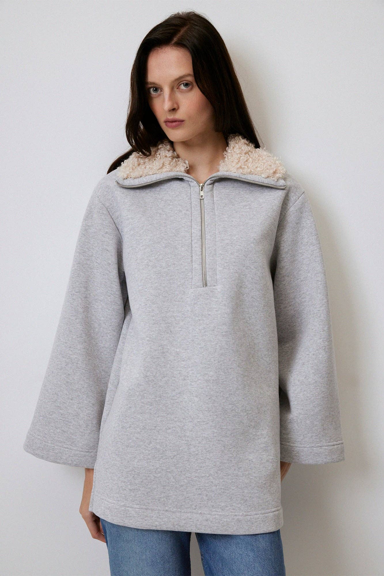 Felpa oversize con collo in ecopelliccia e mezza zip in cotone