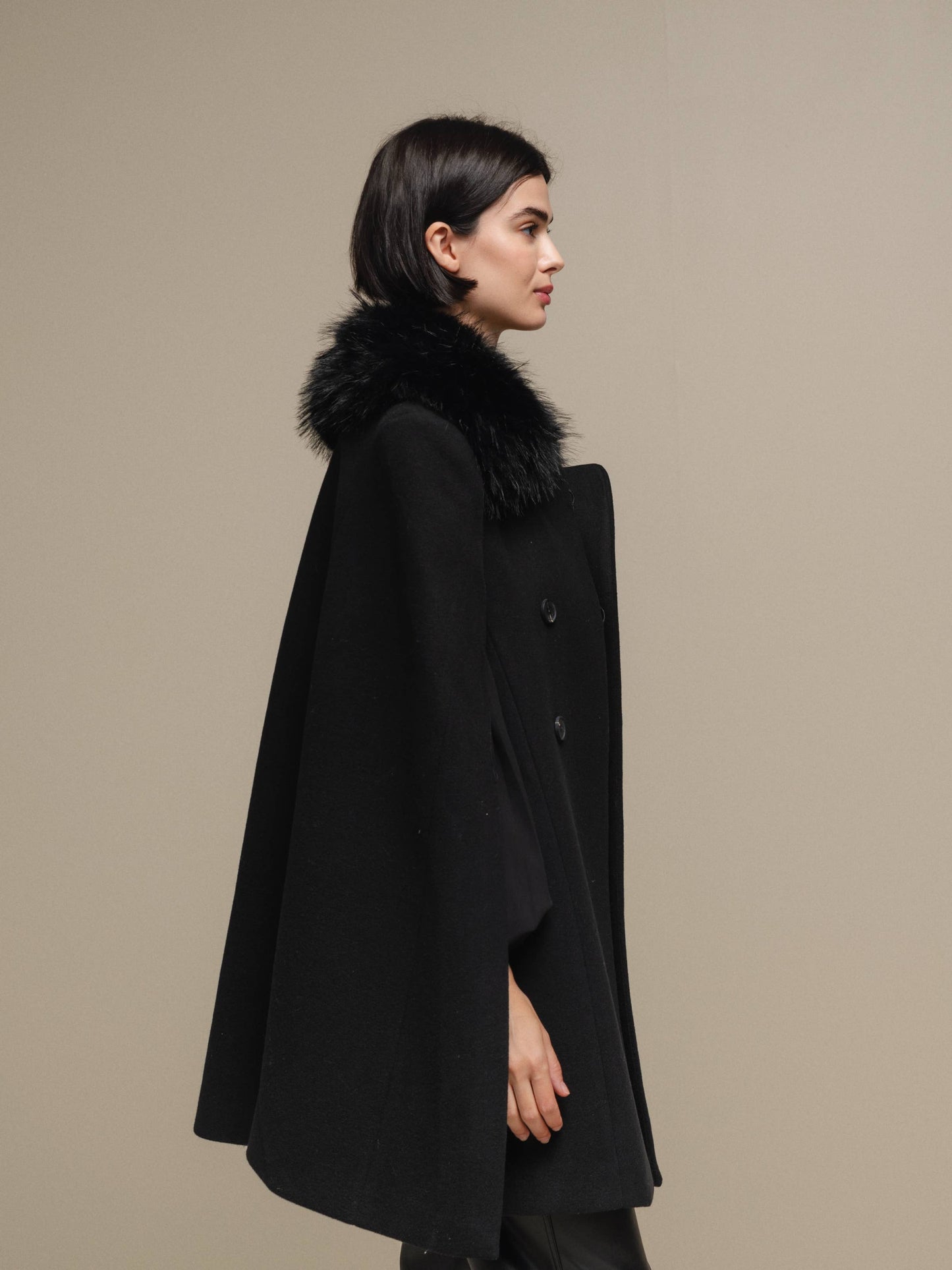 Mantella donna nera con collo in pelliccia