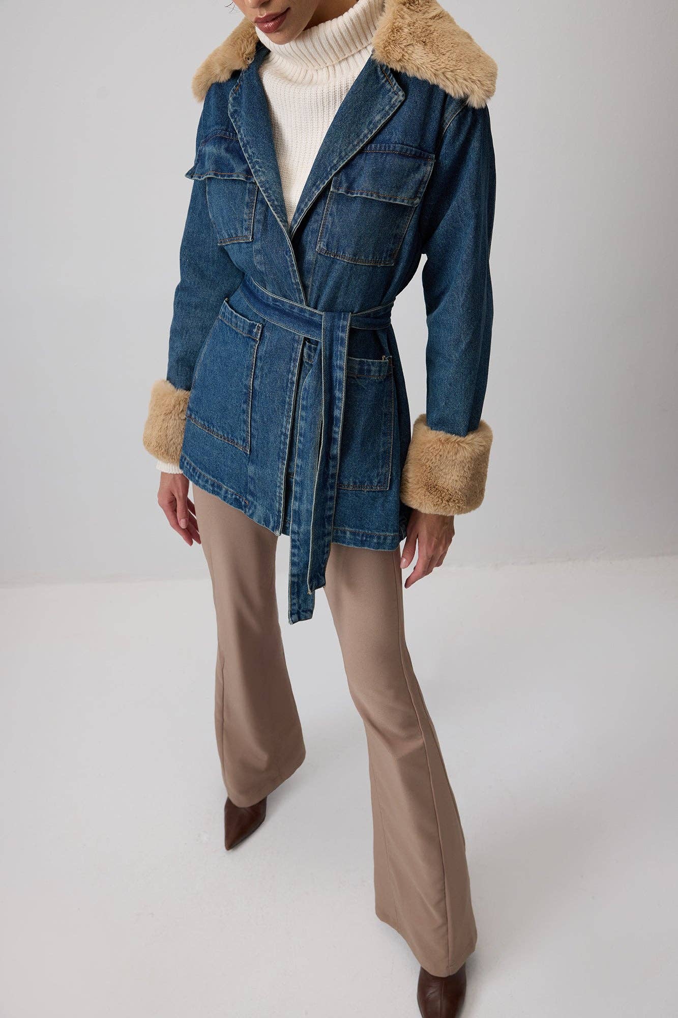 Giacca in denim con bordo in ecopelliccia