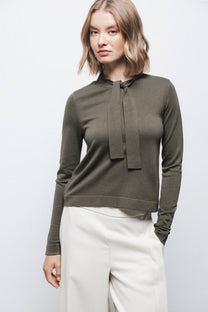 Maglione in maglia rasata con scollo a V e fiocco