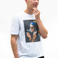 T-shirt unisex bianca con stampa artistica “La ragazza con la sigaretta”