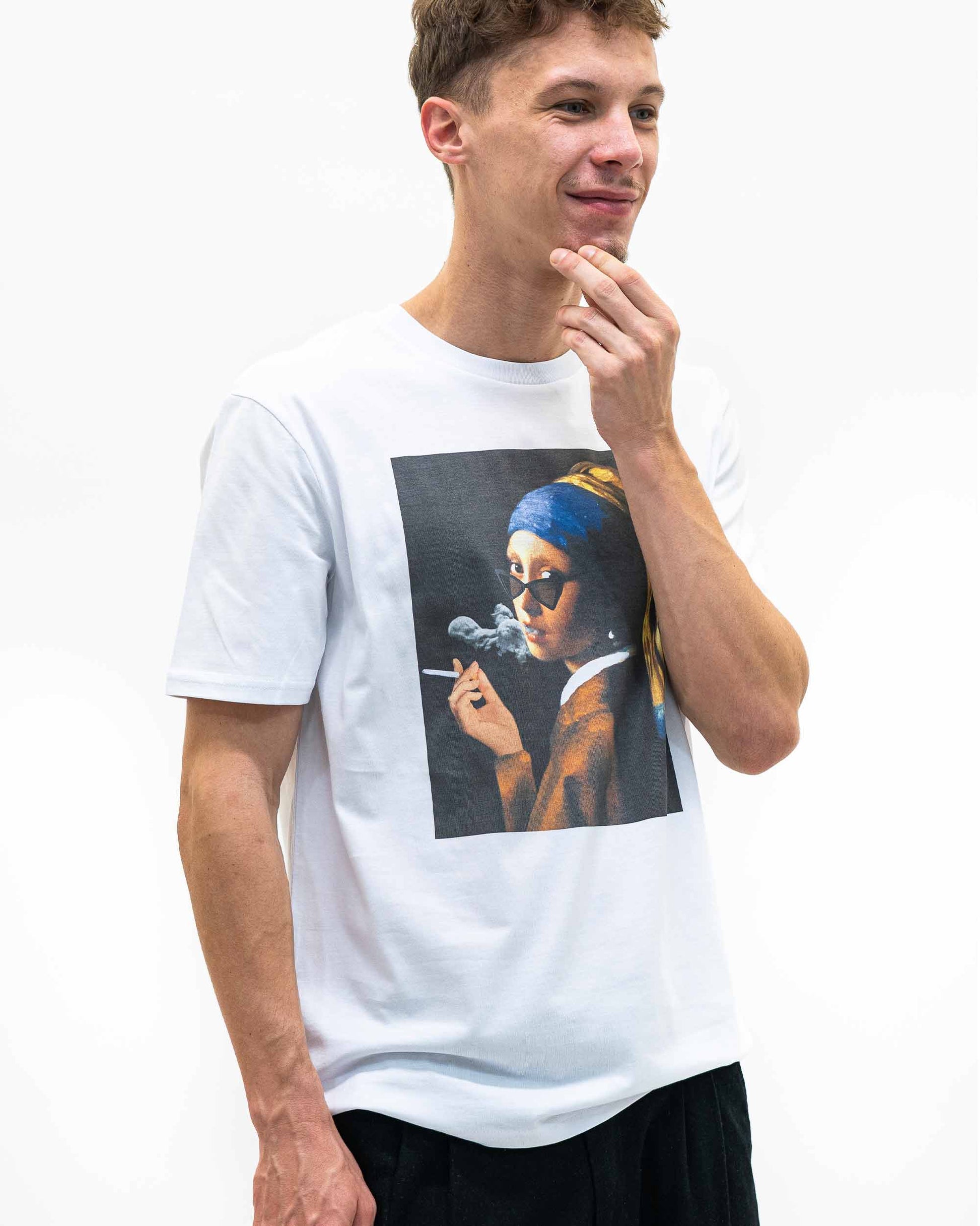 T-shirt unisex bianca con stampa artistica “La ragazza con la sigaretta”