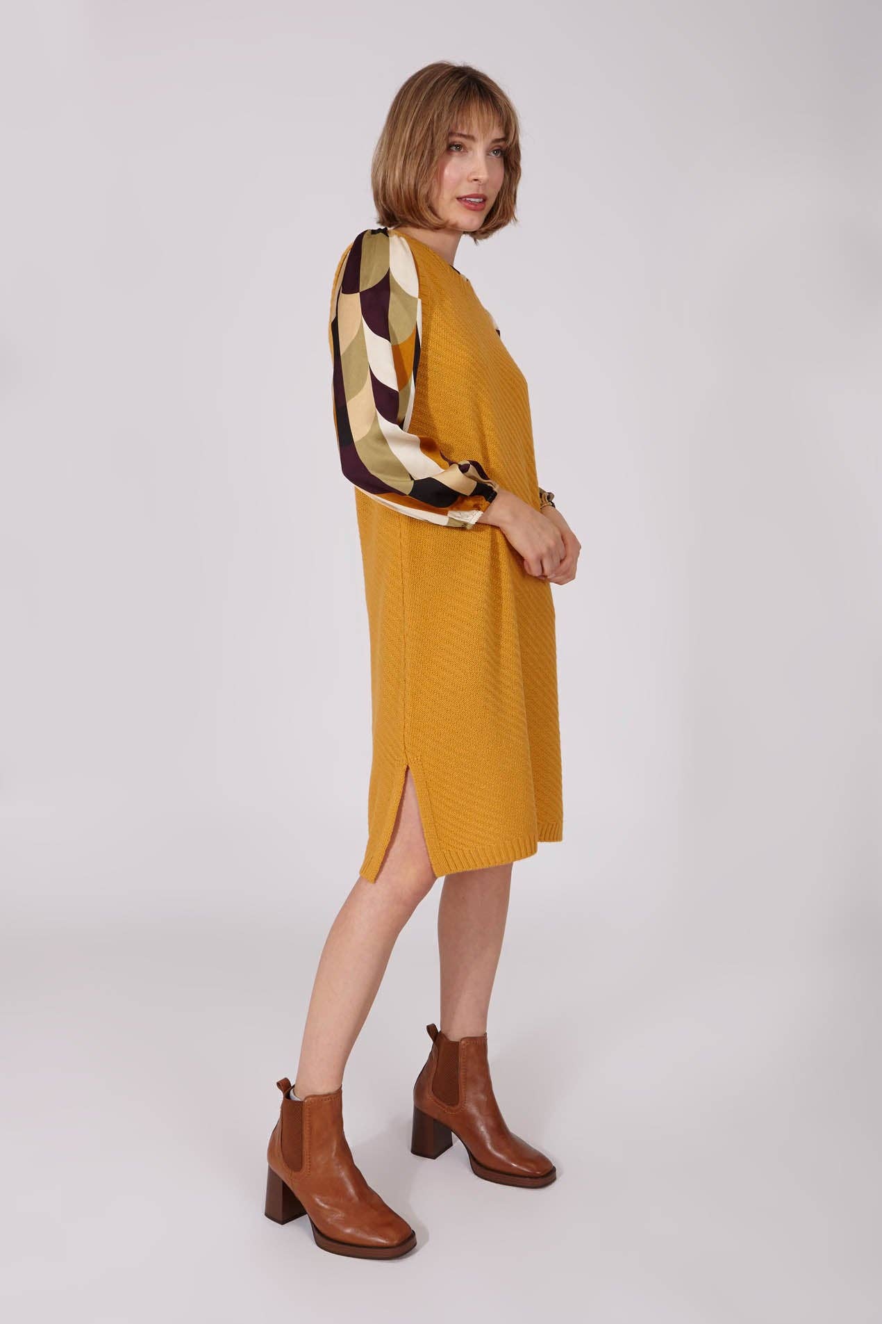 Abito midi in maglia senape con maniche fantasia