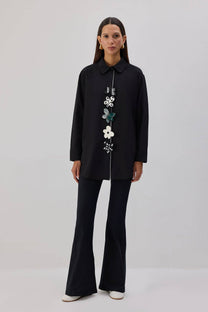 Camicia in popeline nera con applicazioni floreali