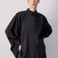 Camicia nera in cupro con maniche a pipistrello e cintura