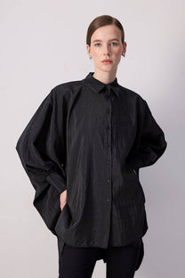 Camicia nera in cupro con maniche a pipistrello e cintura
