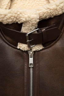 Gilet in pelliccia sintetica con colletto a fibbia