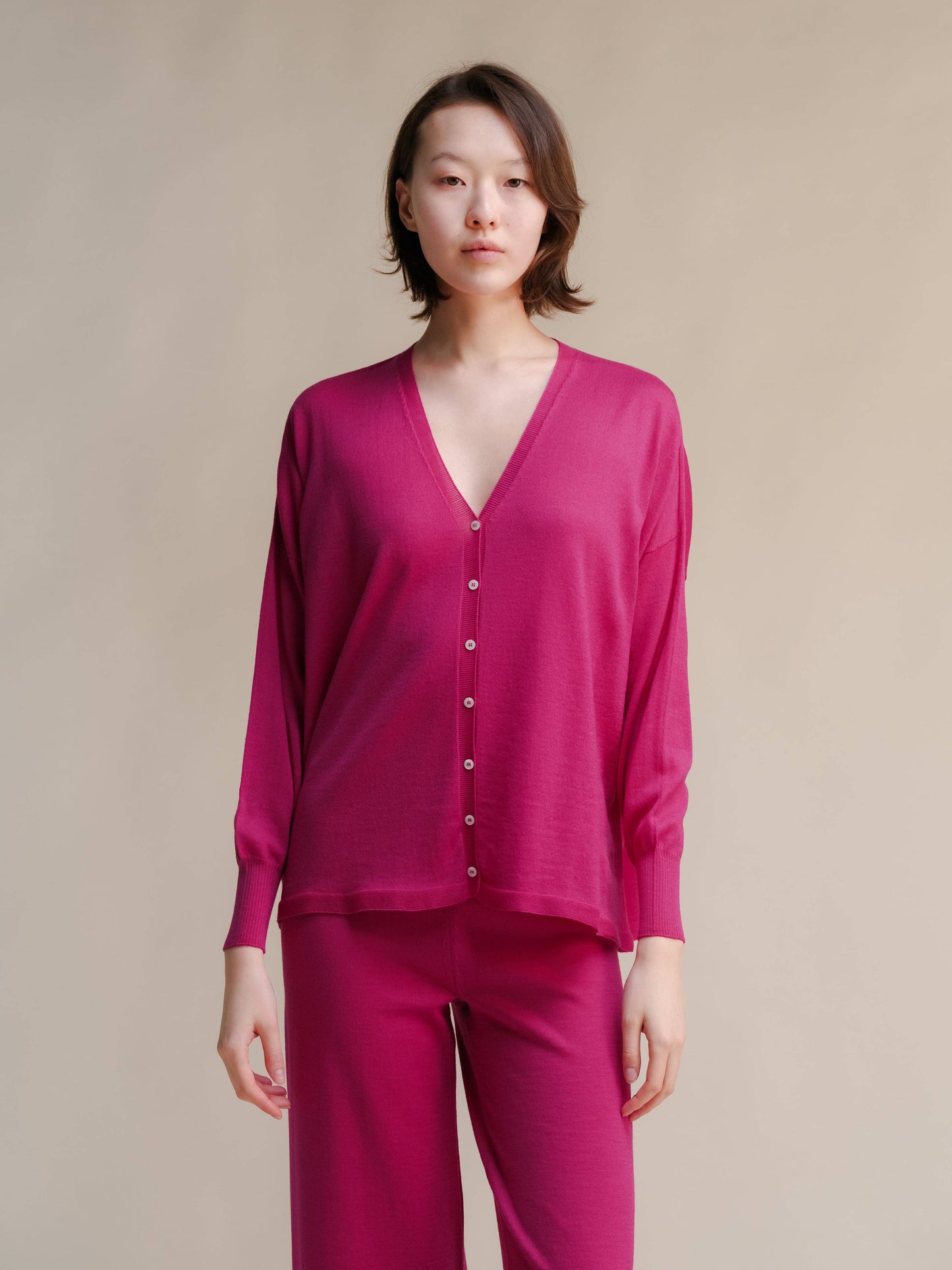 Cardigan oversize in lana merino extrafine con scollo a V