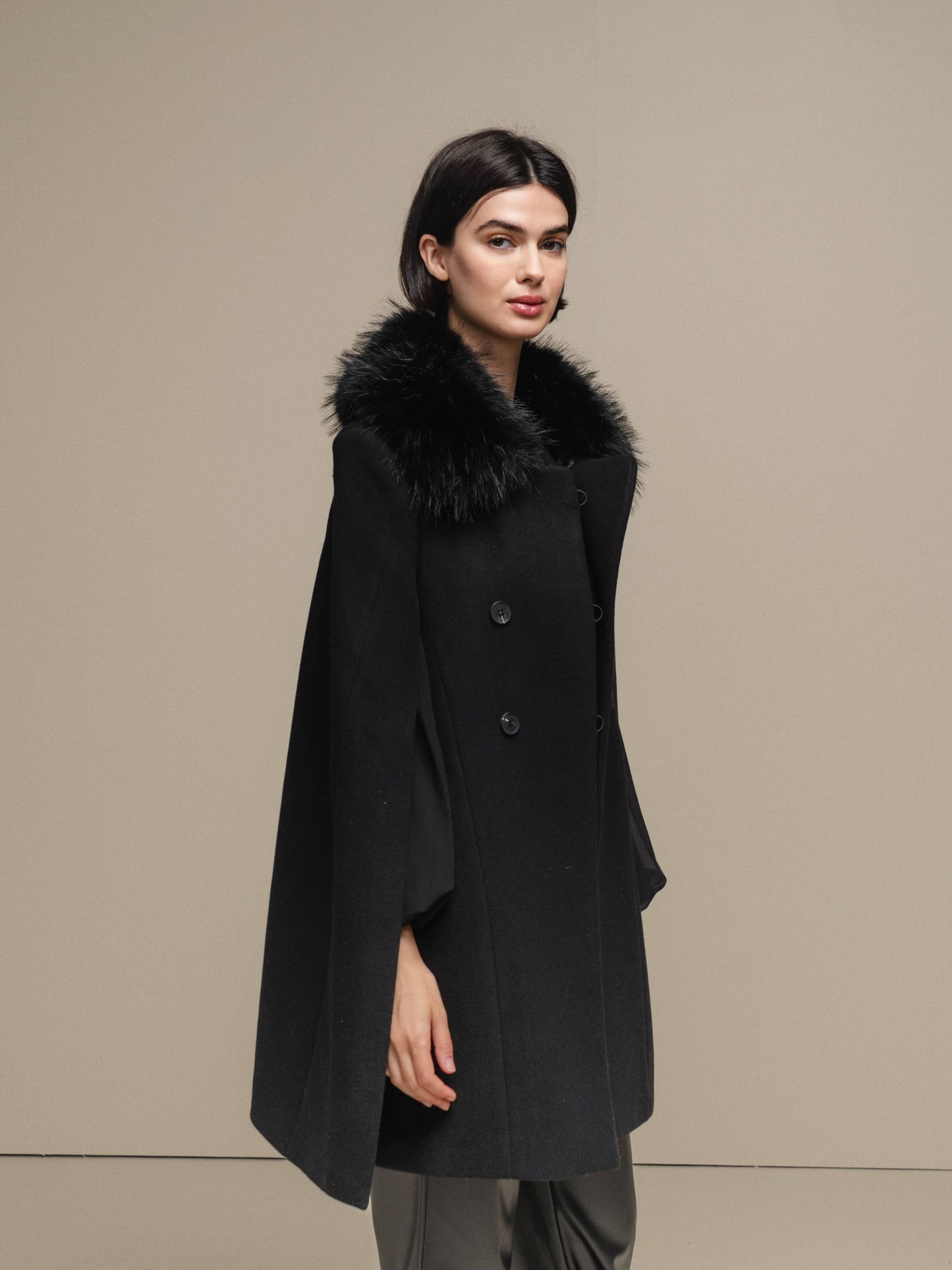 Mantella donna nera con collo in pelliccia