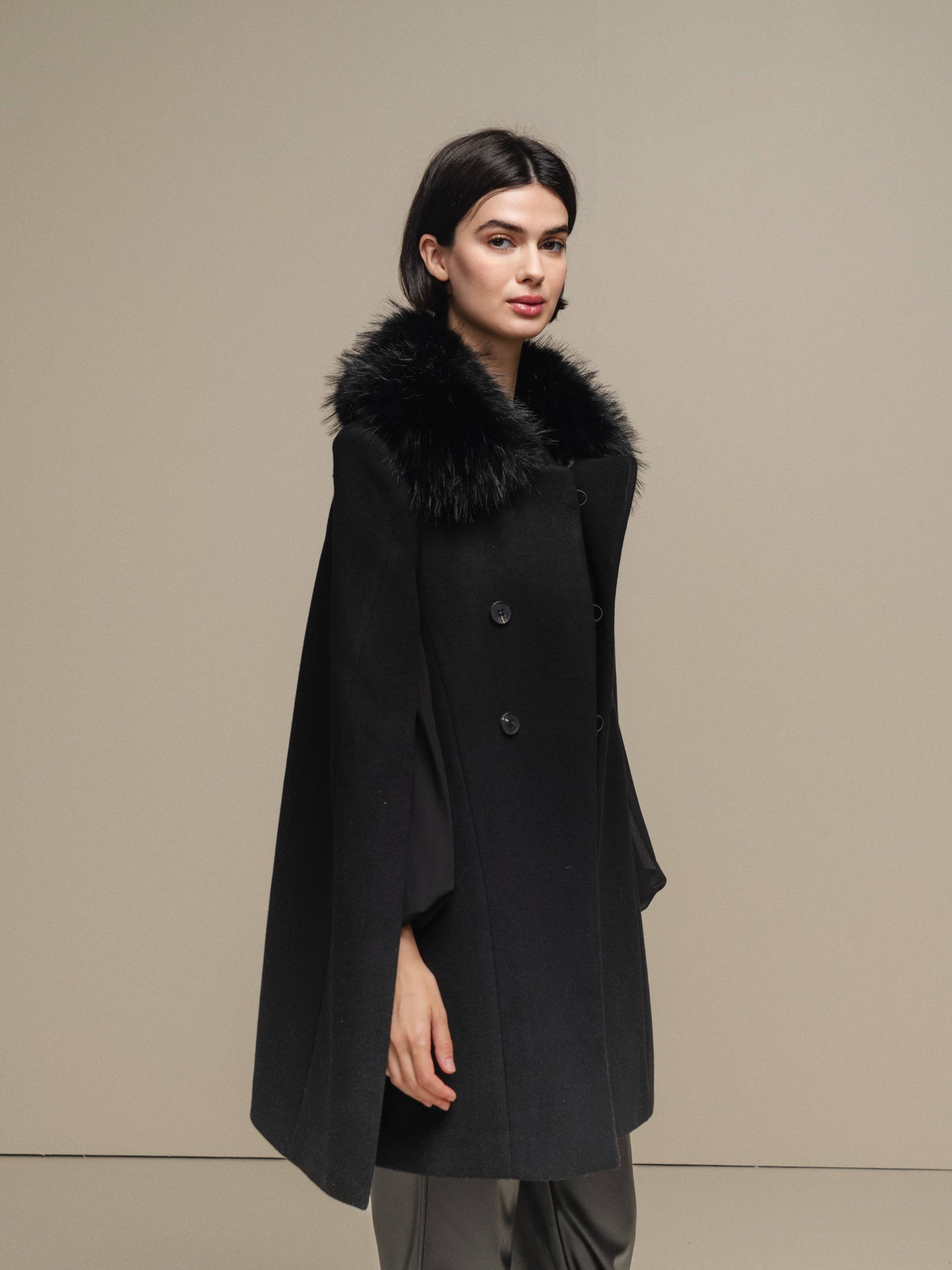 Mantella donna nera con collo in pelliccia