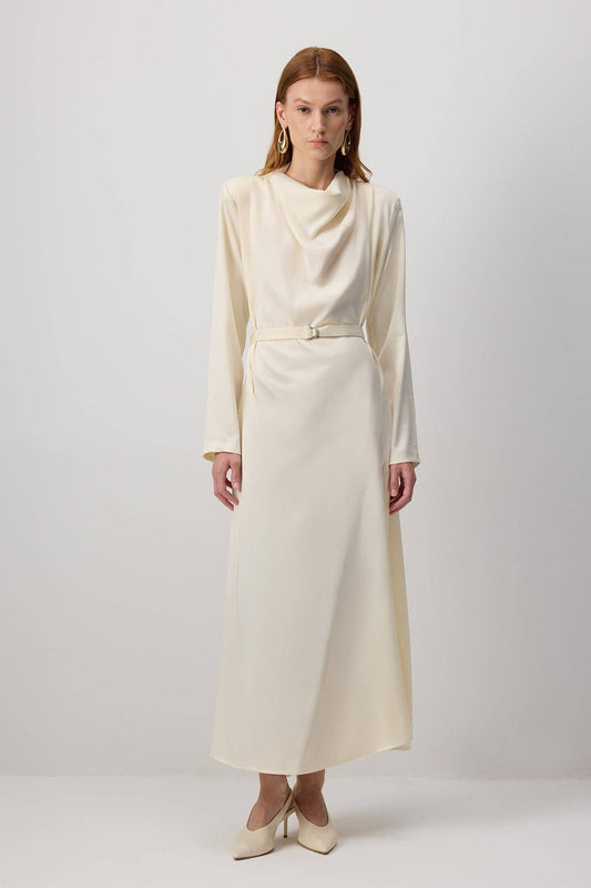 Abito lungo elegante in raso con cintura e scollo a cappuccio