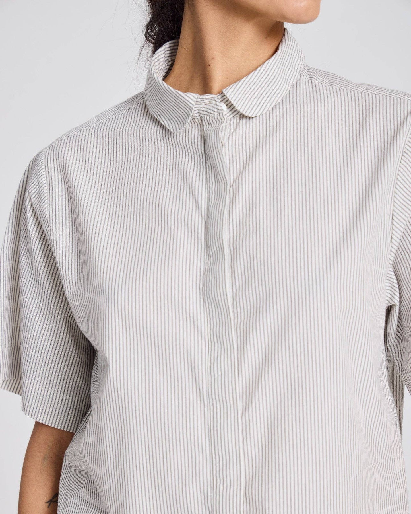 Camicia cropped Elena a righe in cotone biologico con maniche corte