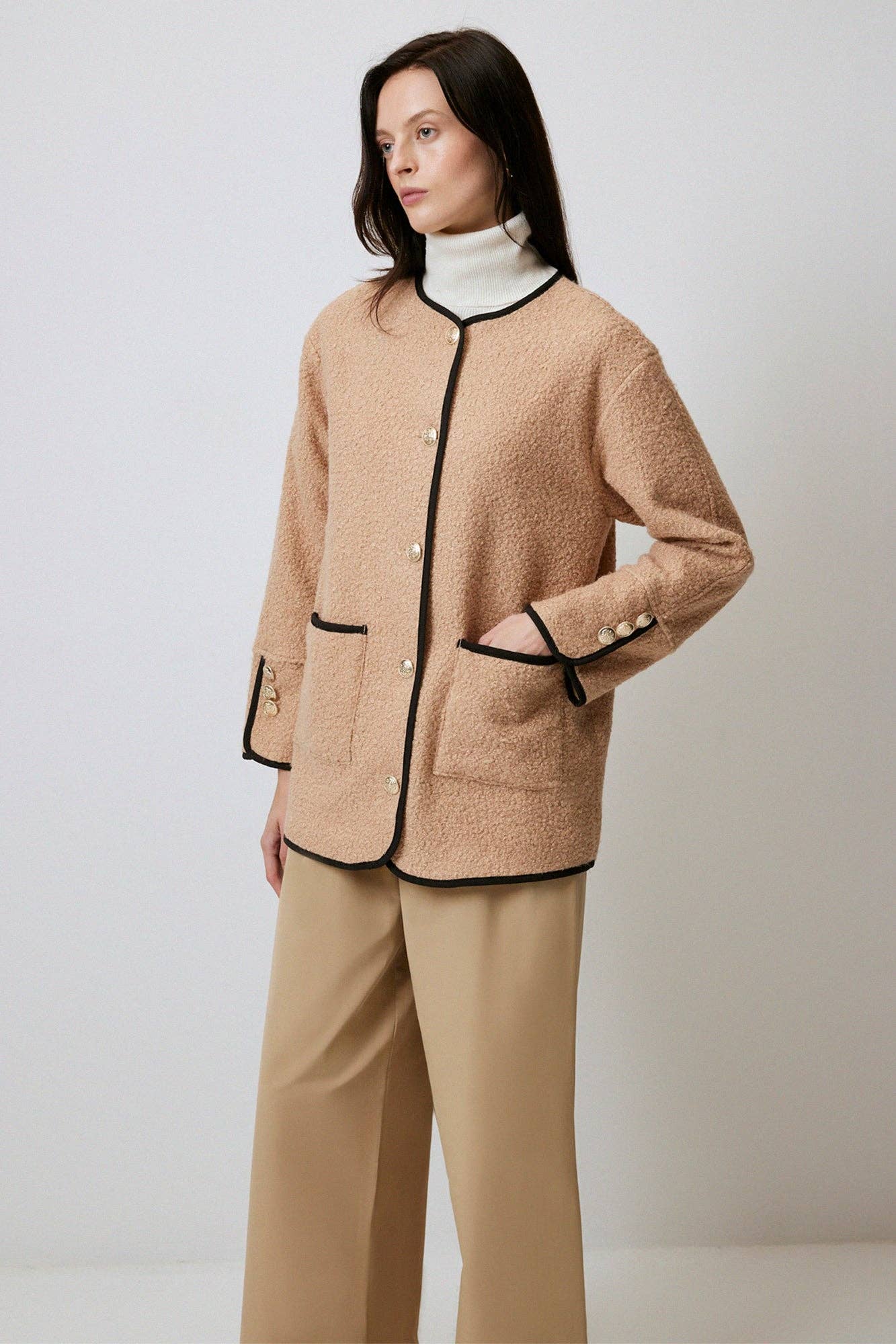 Giacca bouclé con profili a contrasto