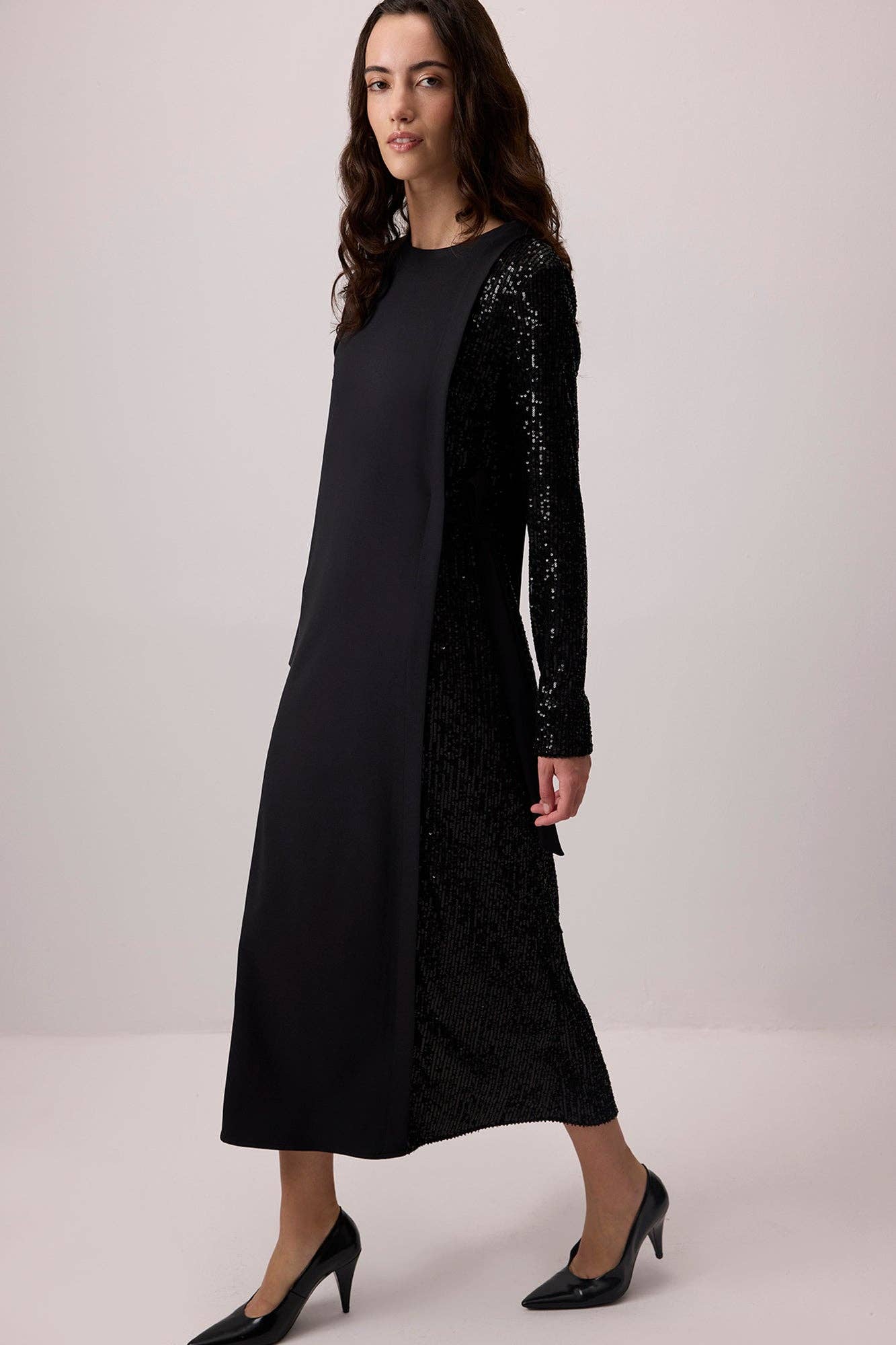 Abito midi in crêpe con paillettes a contrasto