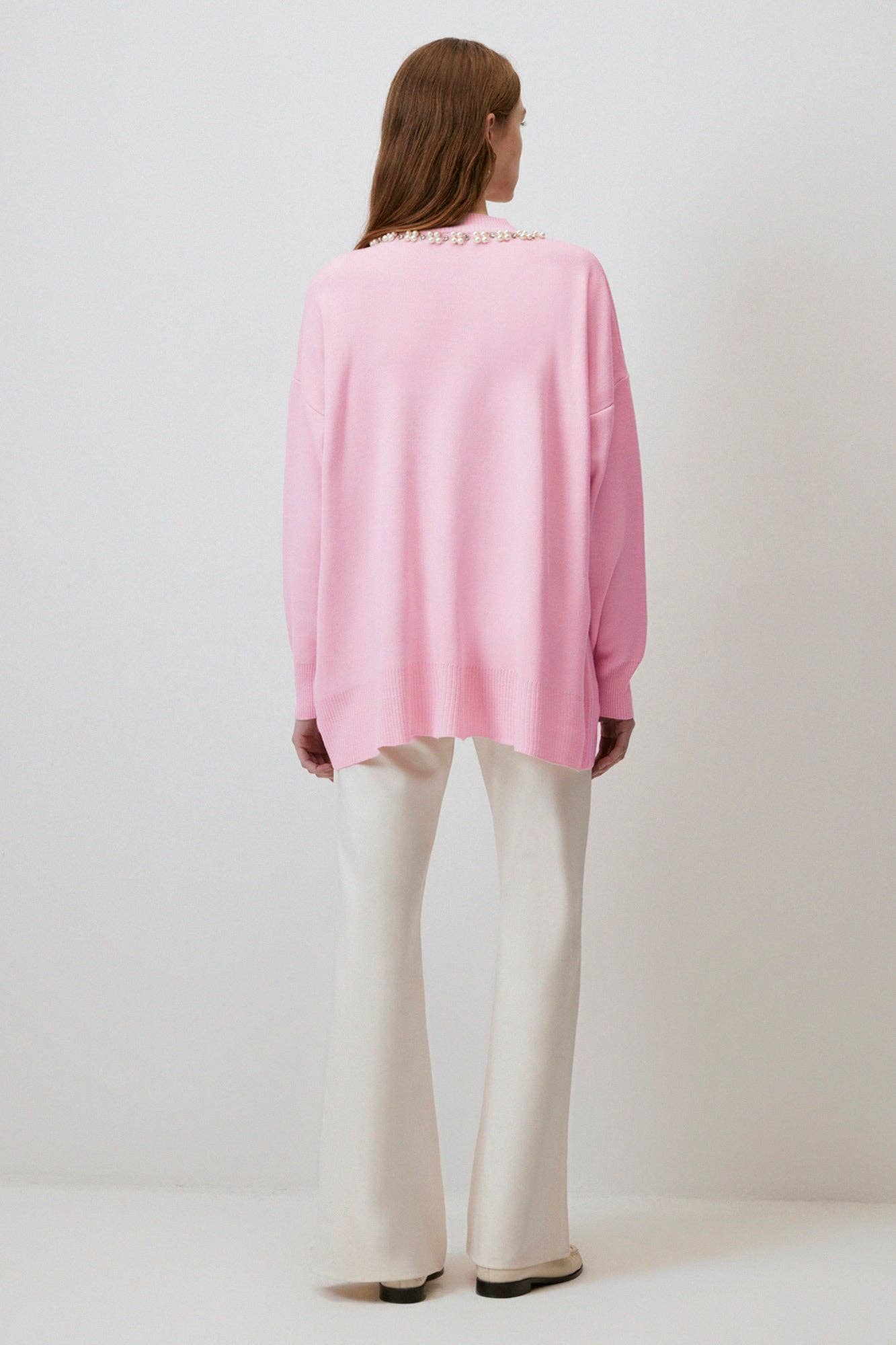 Maglione rosa con collo decorato in perle