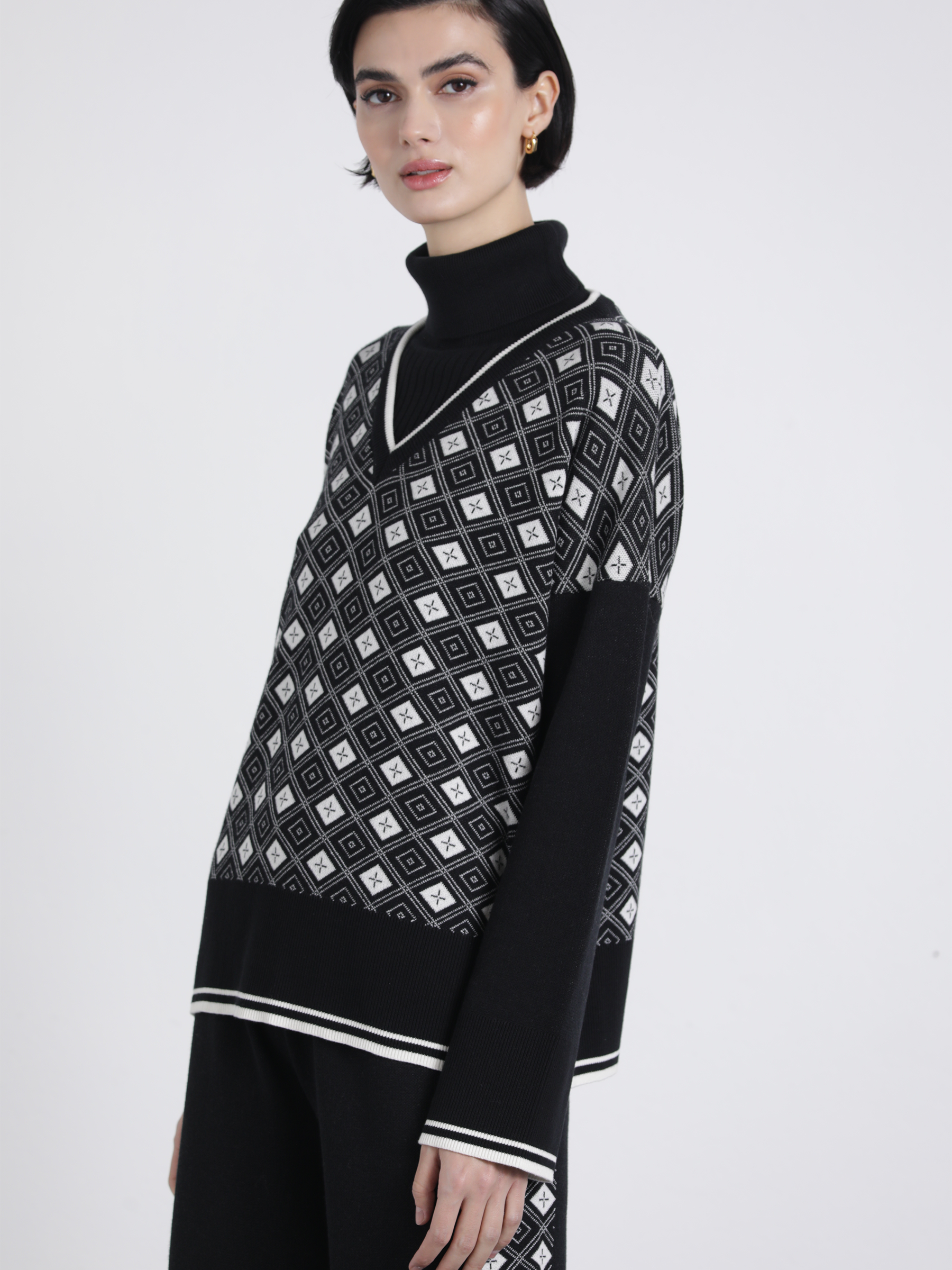 Maglia jacquard bicolore con scollo a V