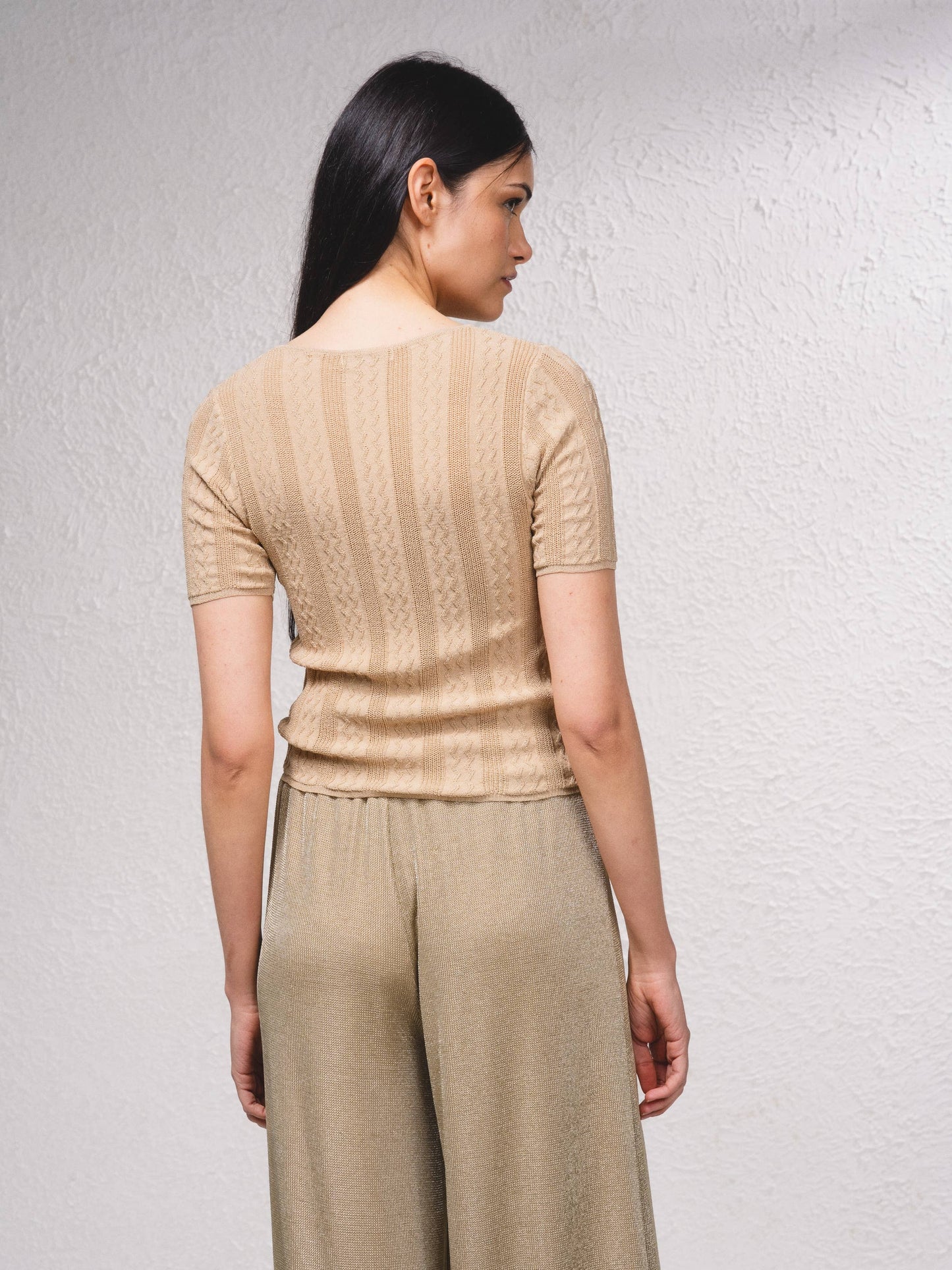 Top in maglia lurex con cut-out frontale
