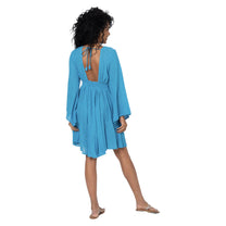 Abito estivo corto boho in cotone blu con schiena scoperta