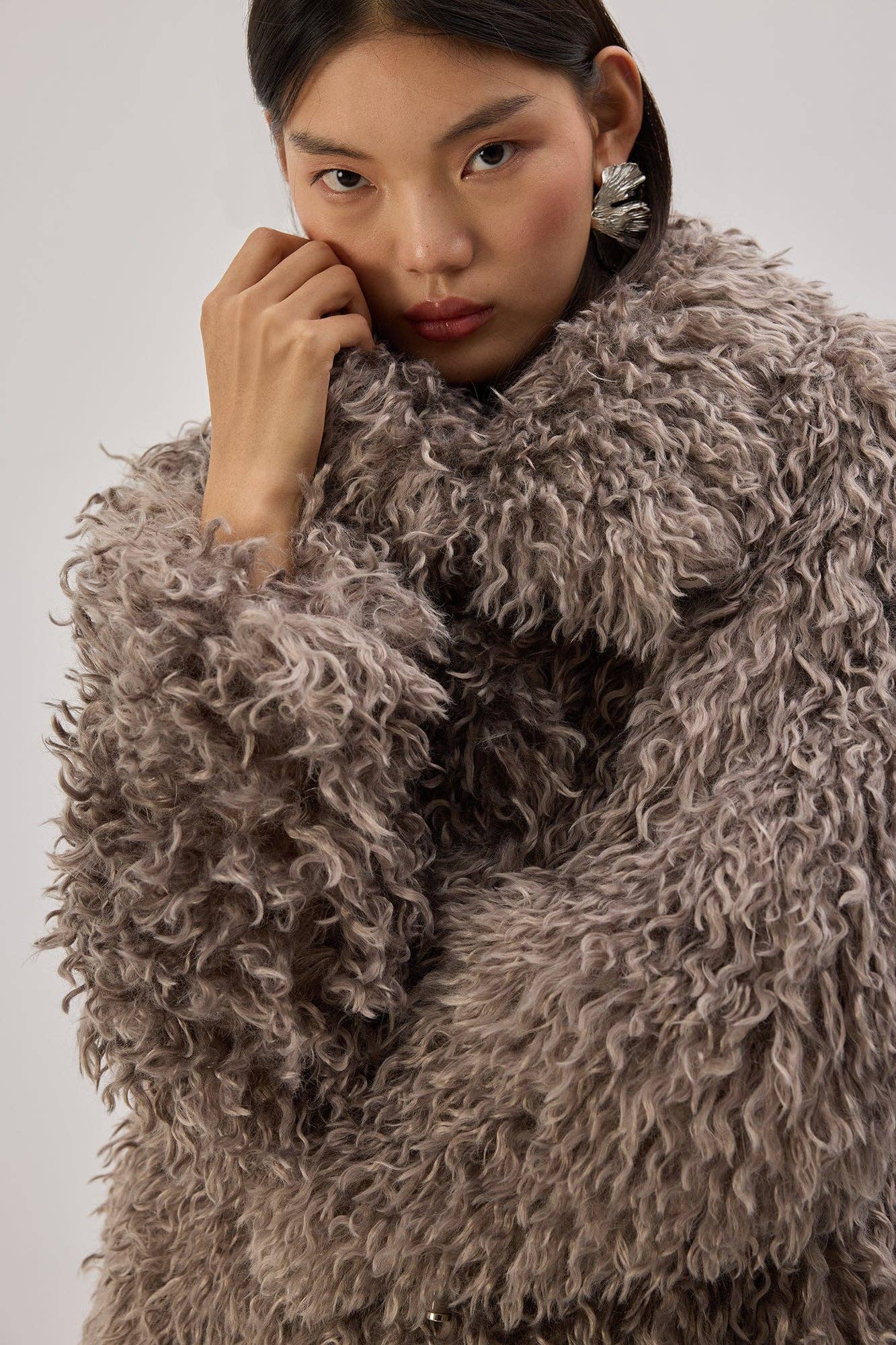 Cappotto in pelliccia sintetica riccia color visone