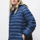Parka lungo imbottito con cappuccio e cintura da donna