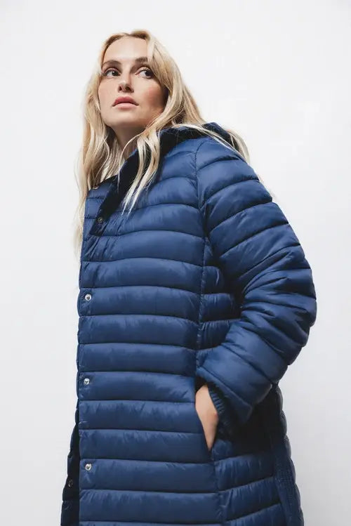 Parka lungo imbottito con cappuccio e cintura da donna