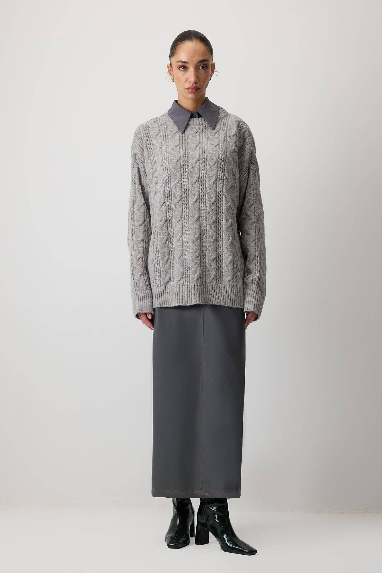 Maglione girocollo in maglia a trecce grigio