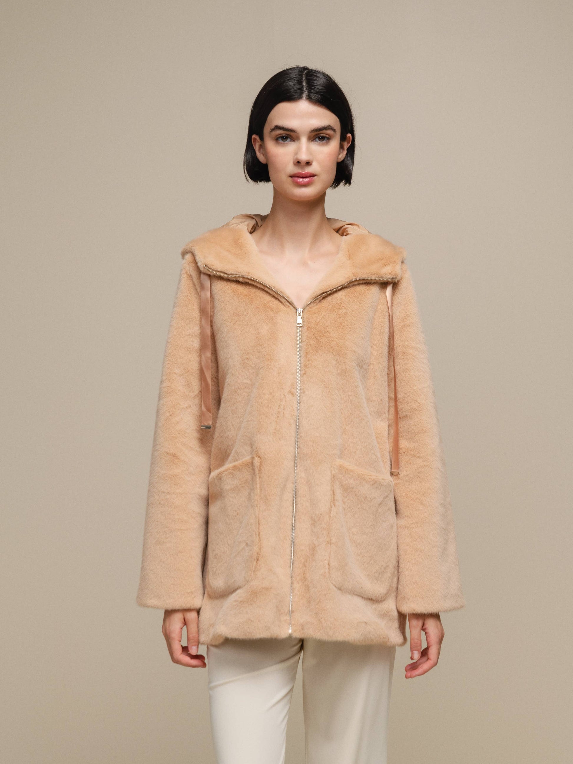 Cappotto in pile con cappuccio e zip