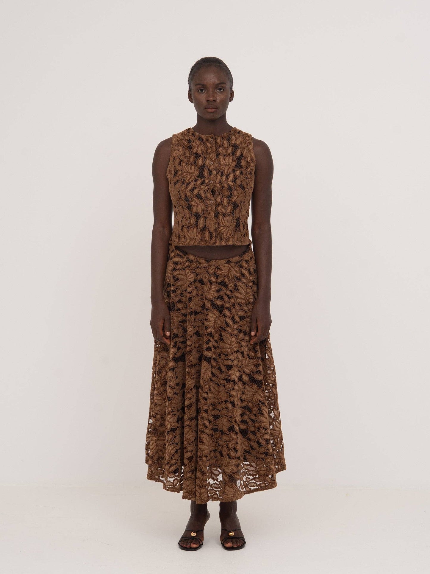 Gonna midi elegante in pizzo e velluto marrone