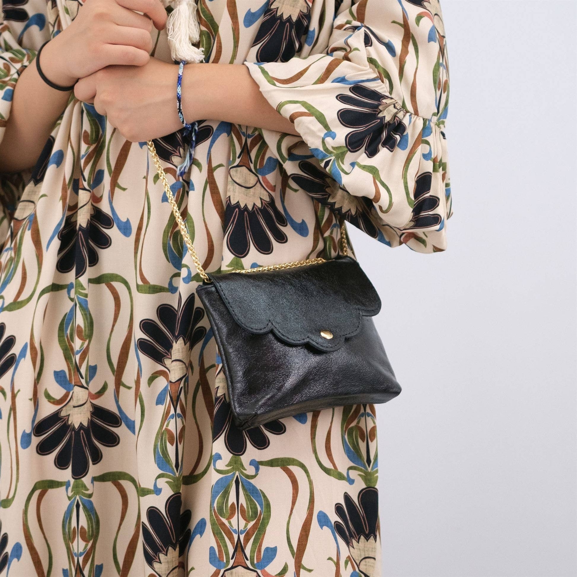 Piccola pochette in pelle con tracolla a catena