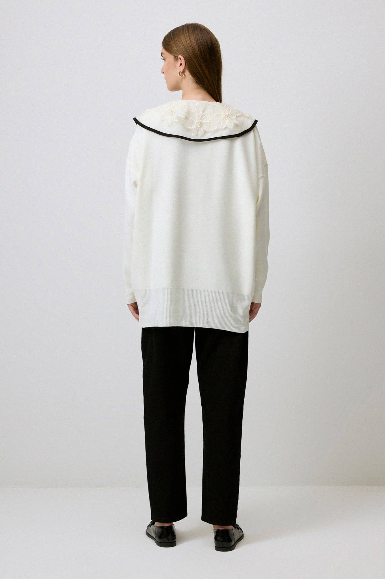 Maglione in maglia con colletto ricamato