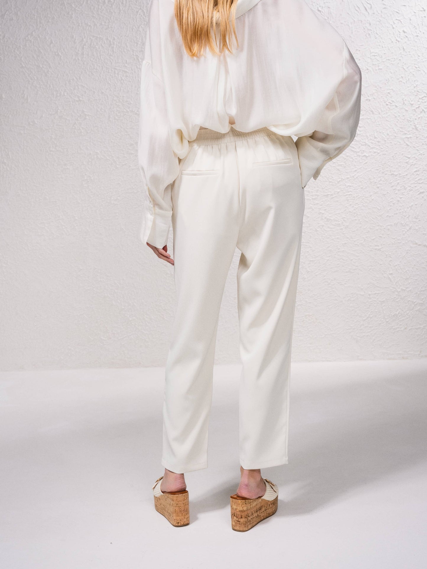 Pantaloni dritti con bottoni decorativi e vita elasticizzata