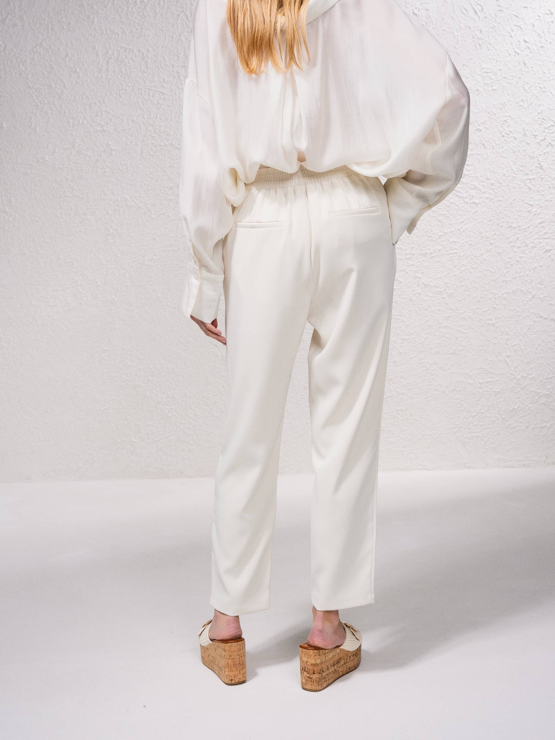 Pantaloni dritti con bottoni decorativi e vita elasticizzata