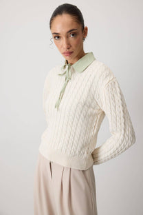 Maglione in maglia a trecce ecrù con colletto